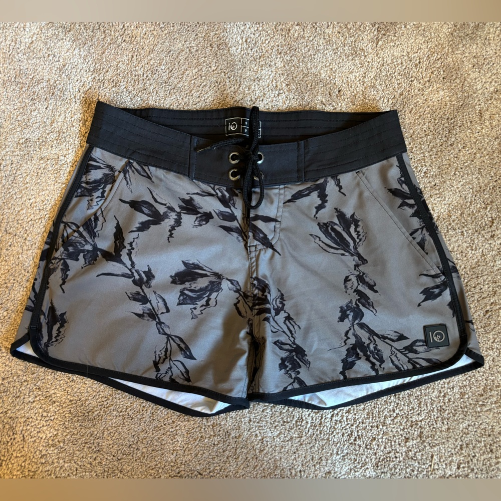 10 Trees Board Shorts, Women Size S